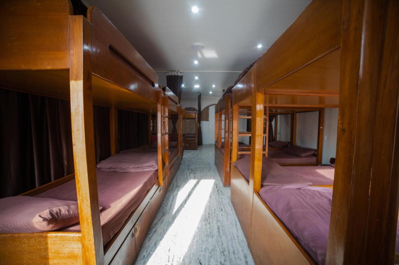 Pearl Courtyard Dormitory バラナシ エクステリア 写真