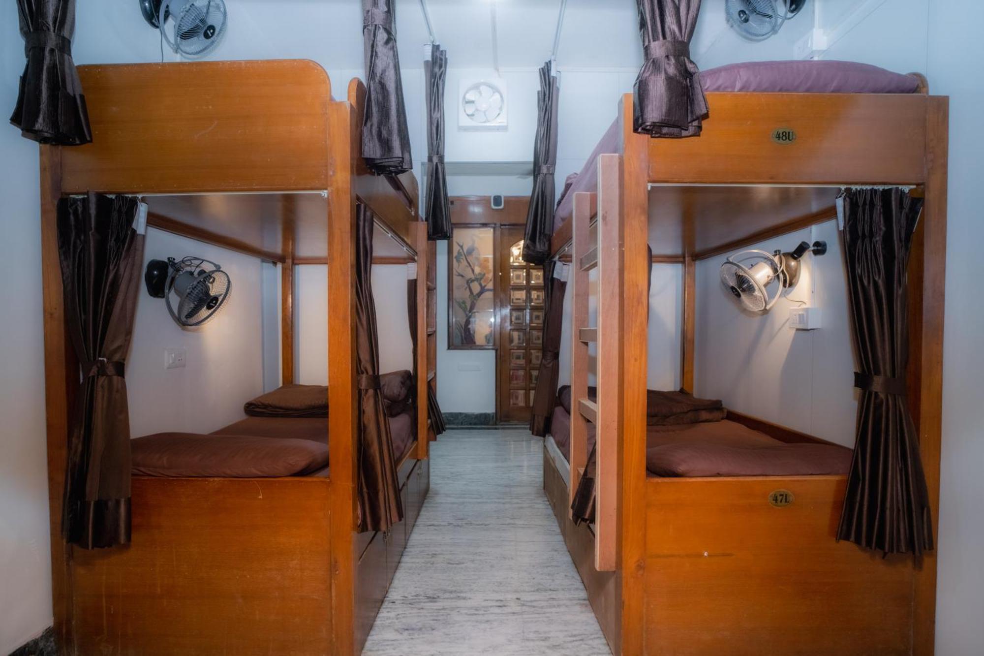 Pearl Courtyard Dormitory バラナシ エクステリア 写真